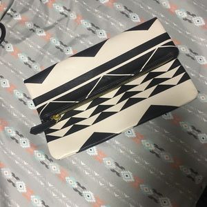 Clutch black and white